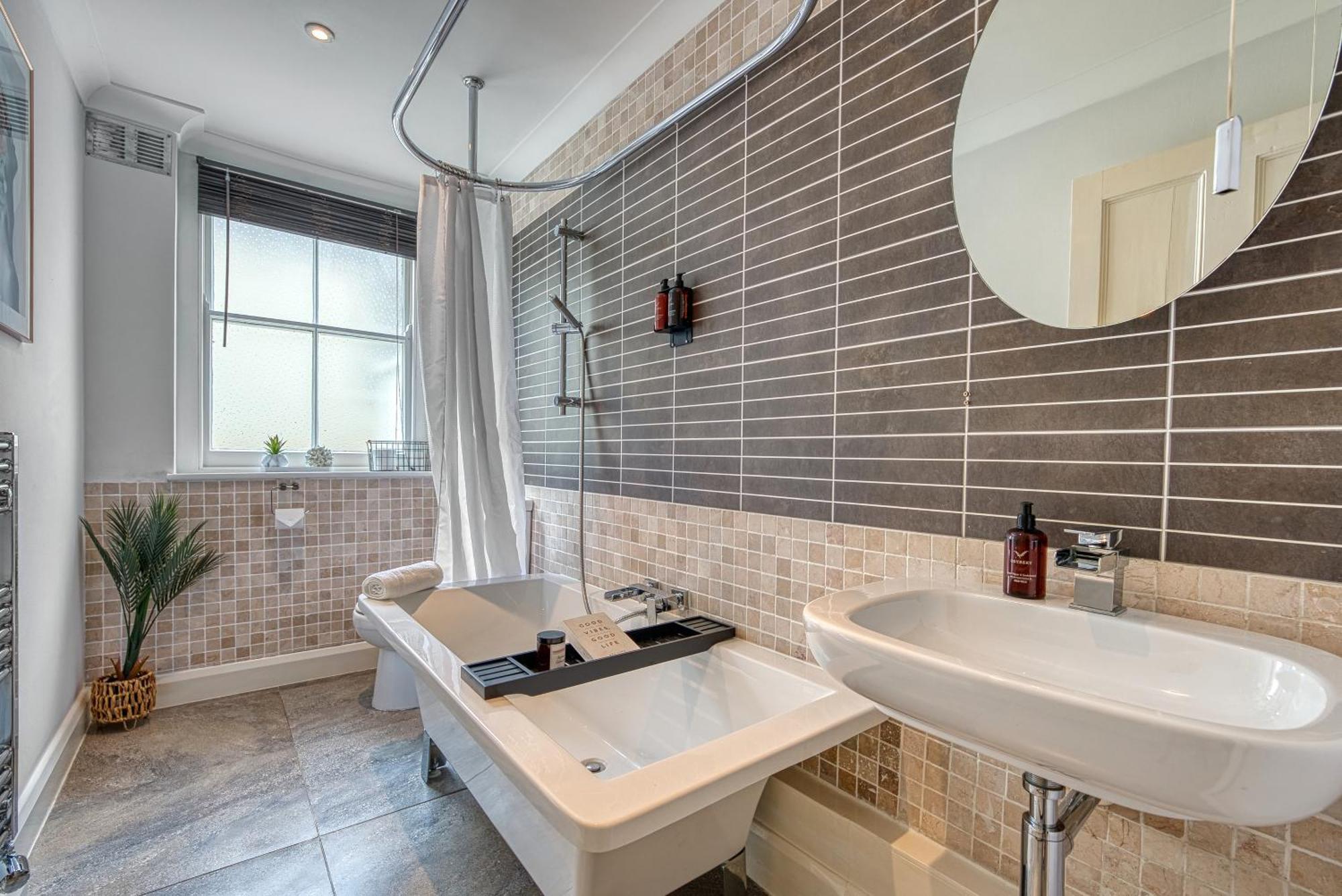 2 Bedroom Stylish Spacious Apt, Sleeps 6, Central Cheltenham, With Free Parking - By Blue Puffin Stays Extérieur photo