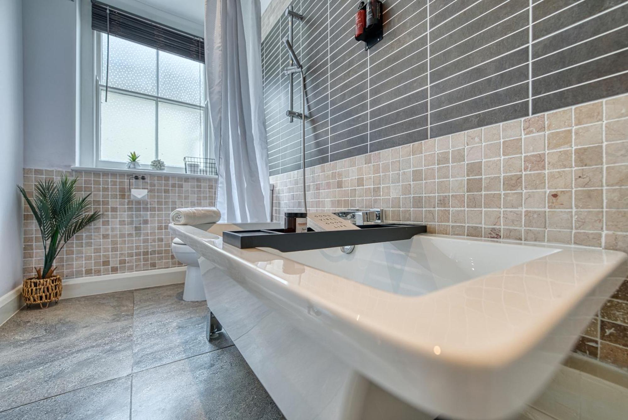 2 Bedroom Stylish Spacious Apt, Sleeps 6, Central Cheltenham, With Free Parking - By Blue Puffin Stays Extérieur photo