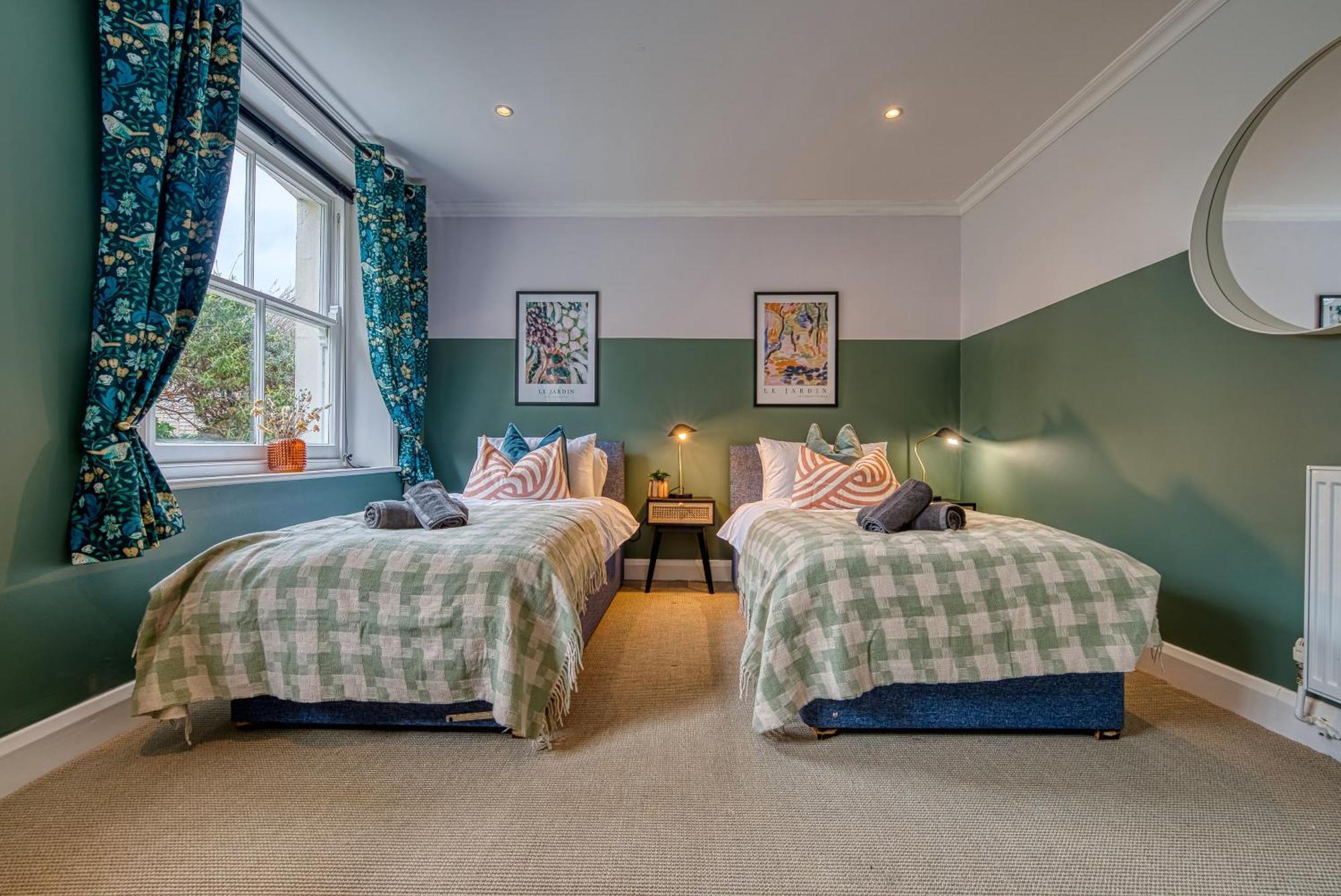 2 Bedroom Stylish Spacious Apt, Sleeps 6, Central Cheltenham, With Free Parking - By Blue Puffin Stays Extérieur photo