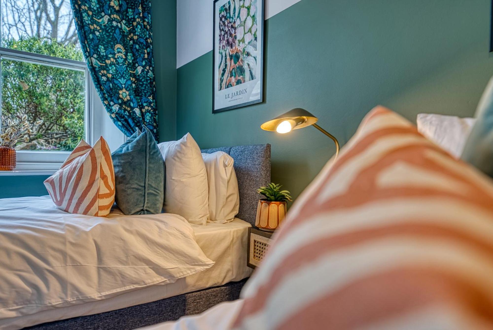 2 Bedroom Stylish Spacious Apt, Sleeps 6, Central Cheltenham, With Free Parking - By Blue Puffin Stays Extérieur photo
