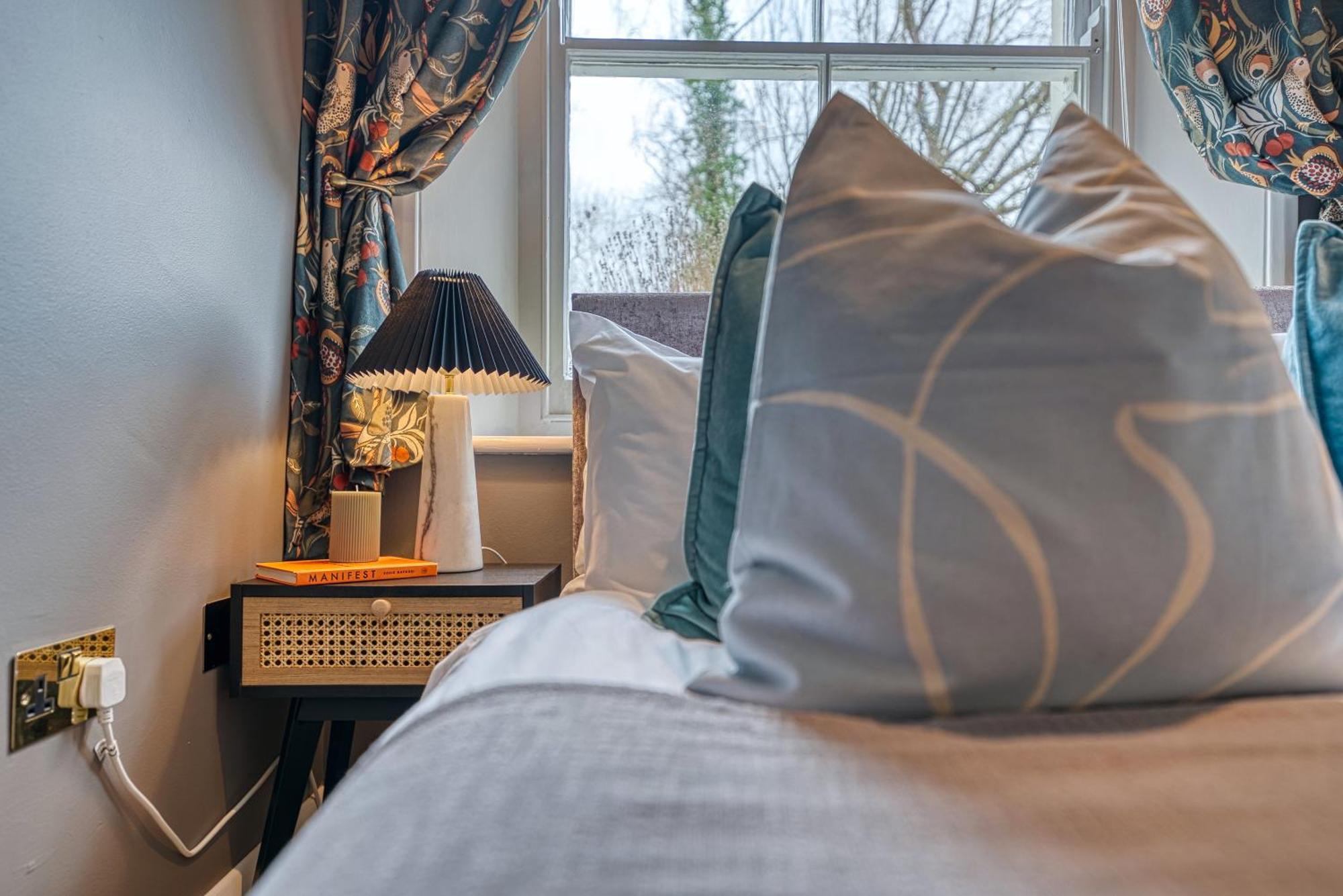 2 Bedroom Stylish Spacious Apt, Sleeps 6, Central Cheltenham, With Free Parking - By Blue Puffin Stays Extérieur photo